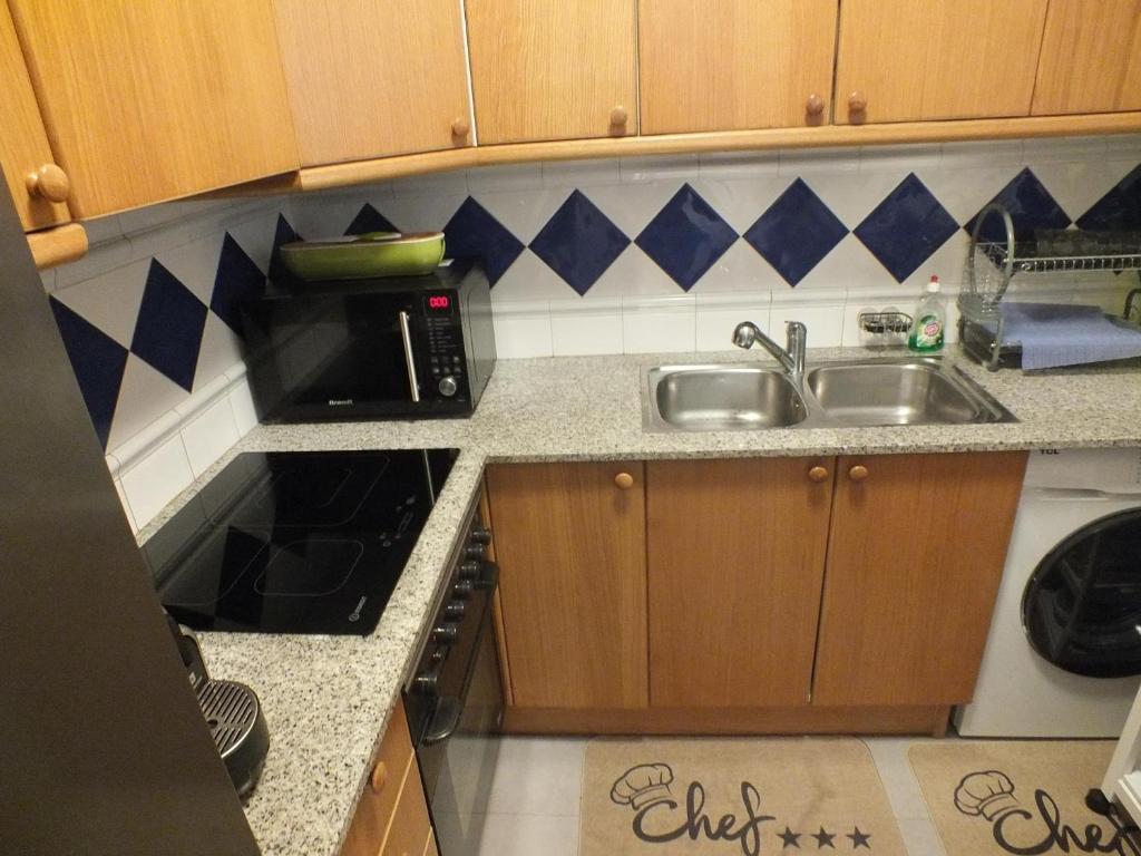 Kuchyňa alebo kuchynka v ubytovaní Bonito apartamento de 2 habitaciones en Roses con estacionamiento, aire acondicionado, cerca del centro y de la playa - ES-204-46