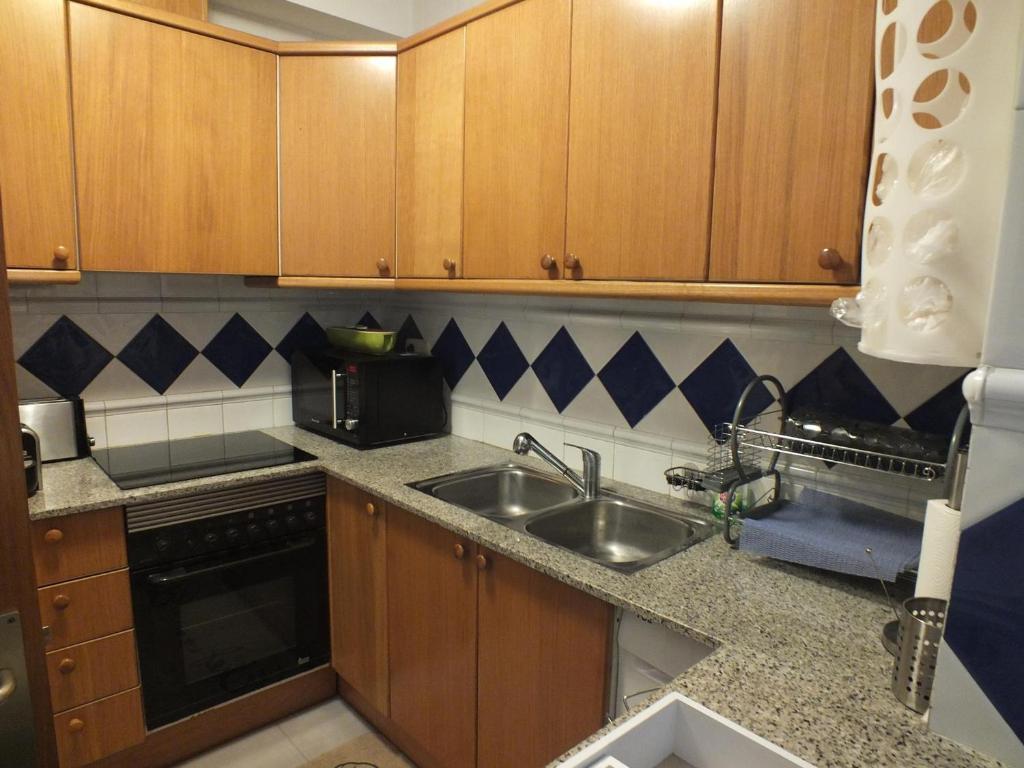 Kuchyňa alebo kuchynka v ubytovaní Bonito apartamento de 2 habitaciones en Roses con estacionamiento, aire acondicionado, cerca del centro y de la playa - ES-204-46
