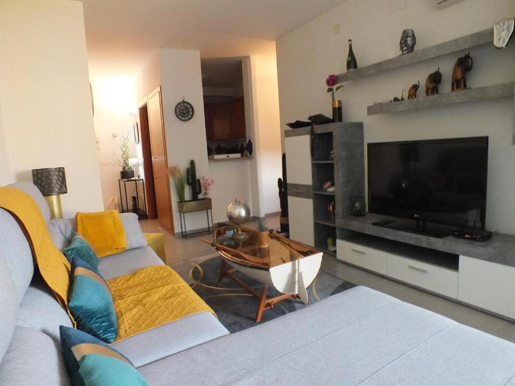 Televízia a/alebo spoločenská miestnosť v ubytovaní Bonito apartamento de 2 habitaciones en Roses con estacionamiento, aire acondicionado, cerca del centro y de la playa - ES-204-46