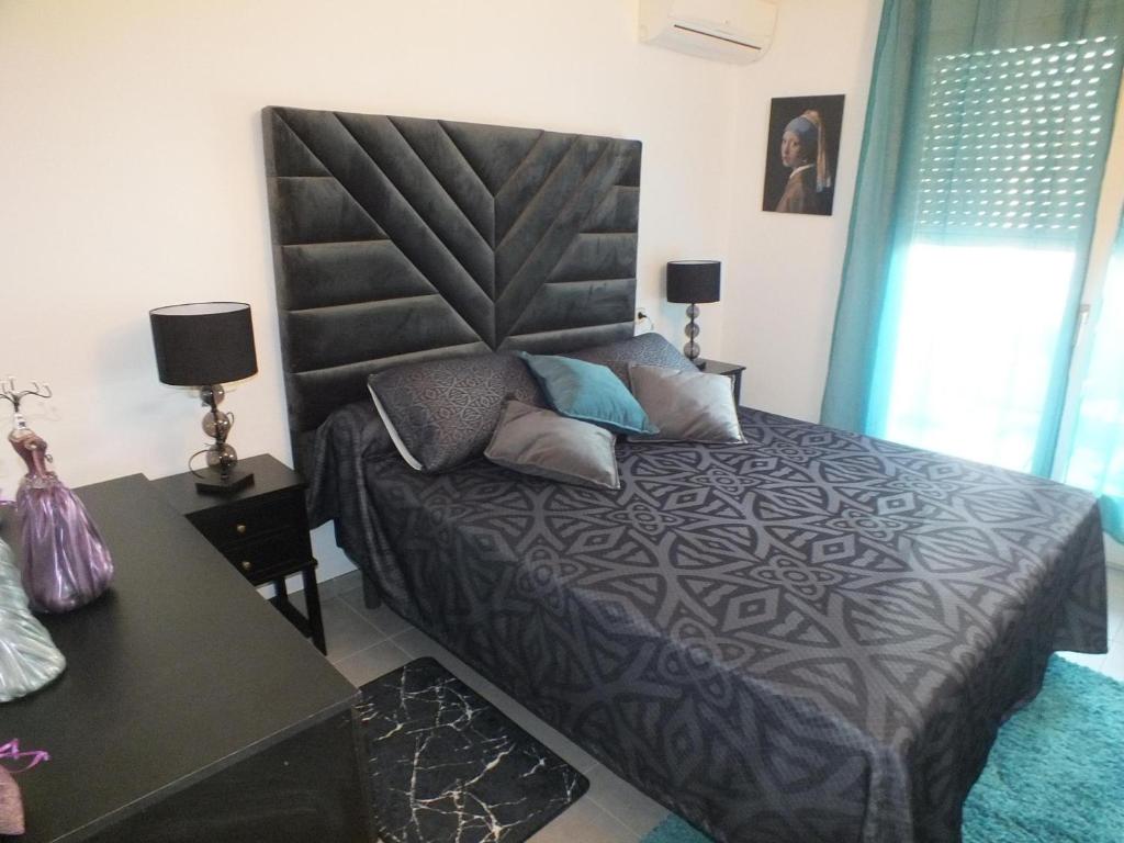 Posteľ alebo postele v izbe v ubytovaní Bonito apartamento de 2 habitaciones en Roses con estacionamiento, aire acondicionado, cerca del centro y de la playa - ES-204-46