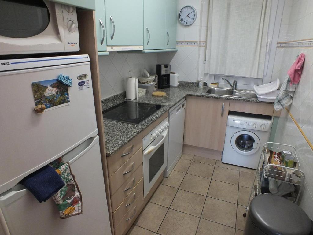 Kuchyň nebo kuchyňský kout v ubytování Apartamento para 6 personas con piscina, a 700m de la playa - ES-204-14