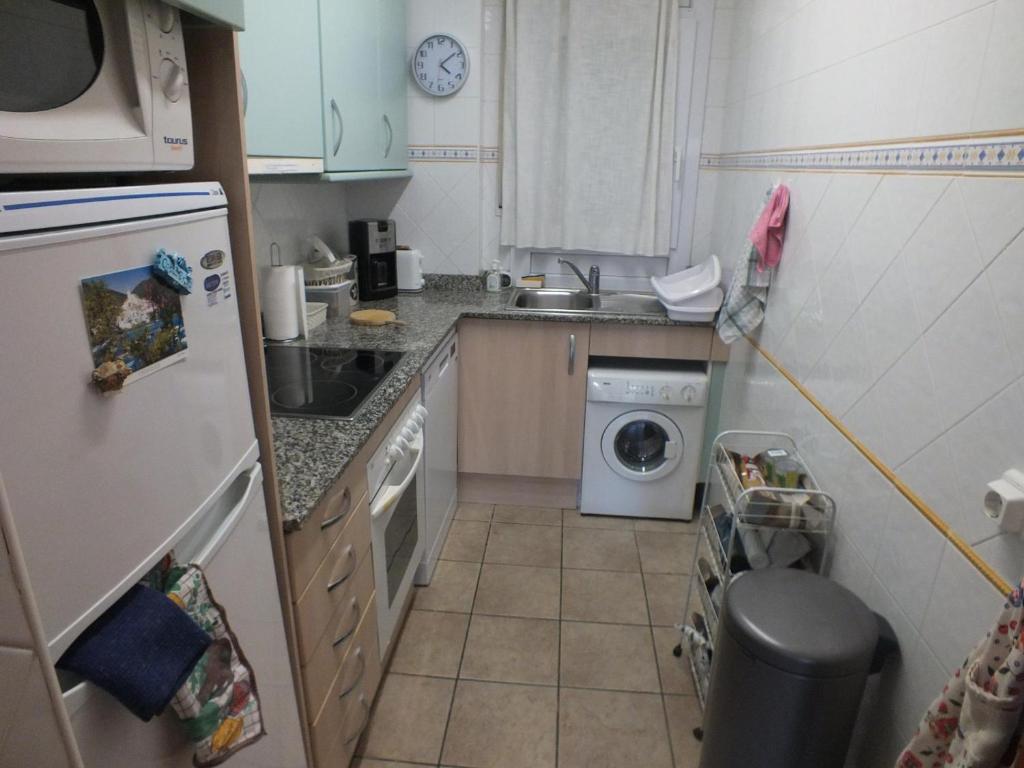 Kuchyň nebo kuchyňský kout v ubytování Apartamento para 6 personas con piscina, a 700m de la playa - ES-204-14
