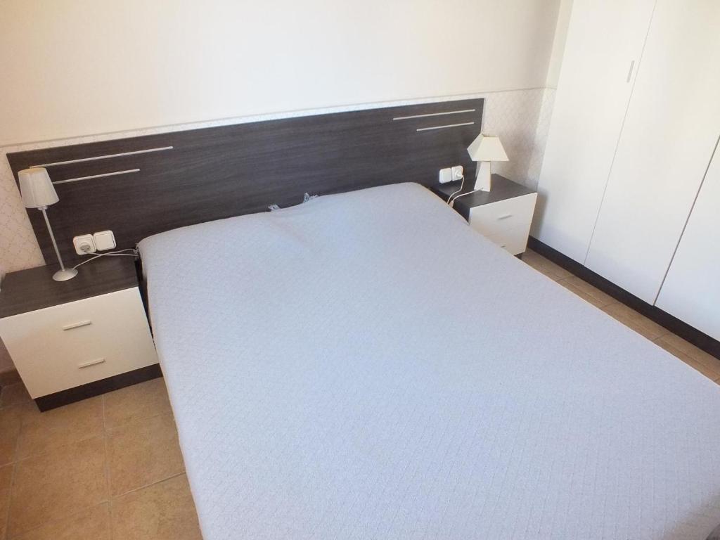 Postel nebo postele na pokoji v ubytování Apartamento para 6 personas con piscina, a 700m de la playa - ES-204-14