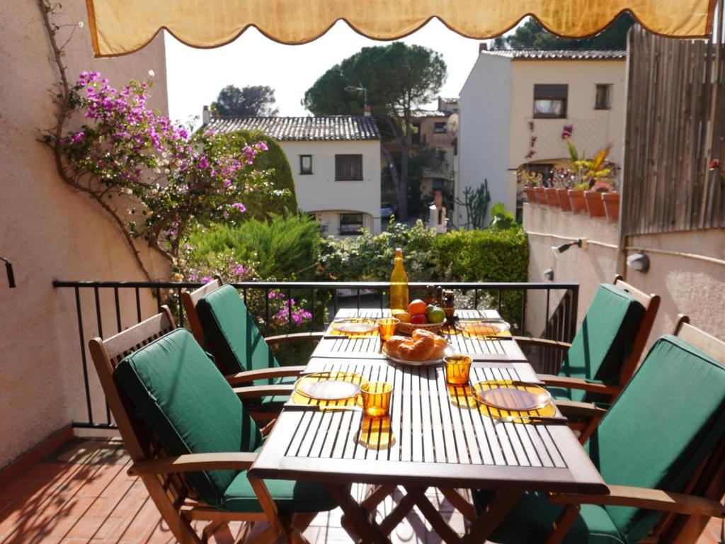 Un balcon sau o terasă la Casa acogedora con gran piscina, cerca de la playa y puerto de L'Estartit, admite mascotas. - ES-323-2