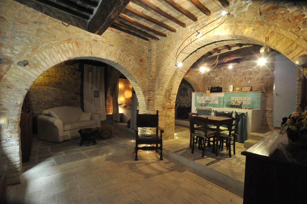 ein Wohnzimmer mit einem Tisch und Stühlen in einem Gebäude in der Unterkunft La Casina Del Lillotatini in Panicale