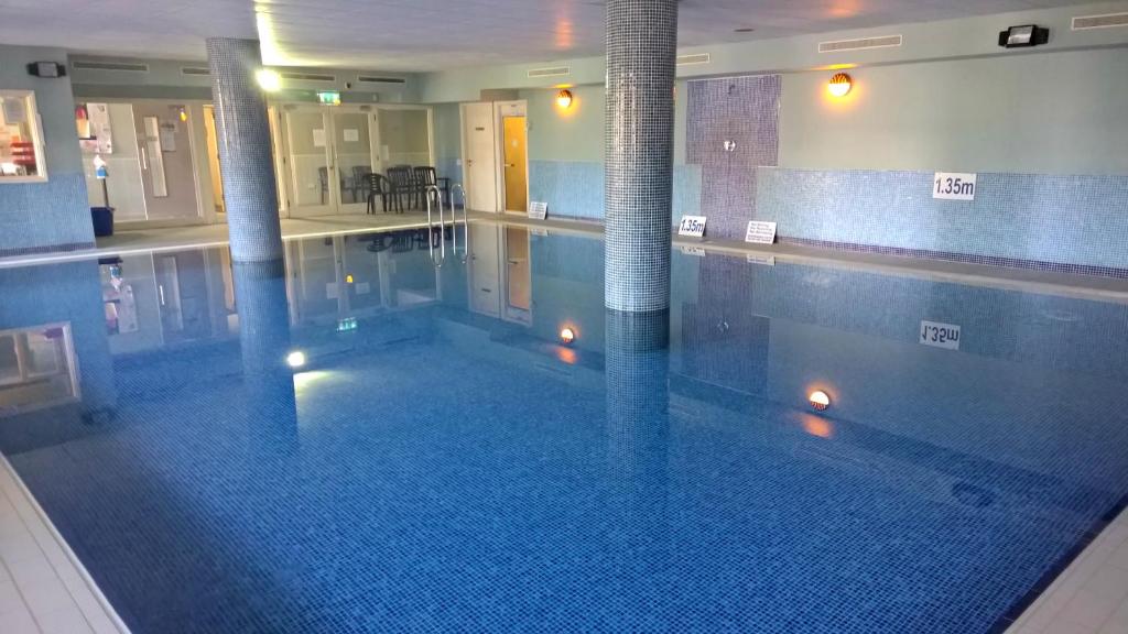 Bazén v ubytování Pier Head Hotel Spa & Leisure nebo v jeho okolí