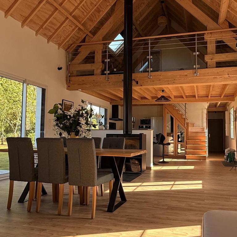 une salle à manger avec une table et des chaises en bois dans l'établissement Magnifique gite ambiance chalet, à Arrest