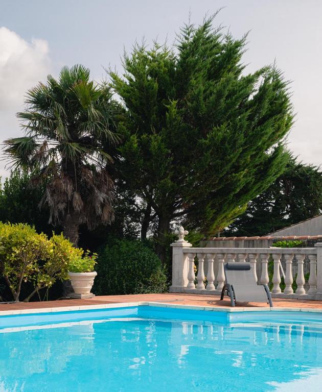 Chambres d'hôtes de charme LE LOGIS ROUGE la Rochelle, Vendée, Ile de Ré, Marais Poitevin, calme mer campagne piscine - 豪华双人间