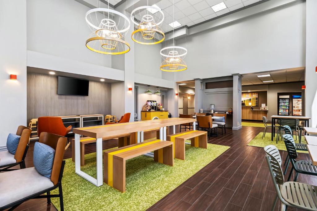 une salle à manger avec une table et des chaises dans l'établissement Spark by Hilton Amarillo West Medical Center, à Amarillo