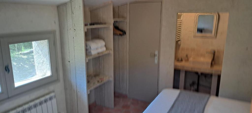 Cette chambre comprend une salle de bains pourvue d'un lavabo et d'une fenêtre. dans l'établissement La Petite Bergerie, à La Celle-sous-Gouzon