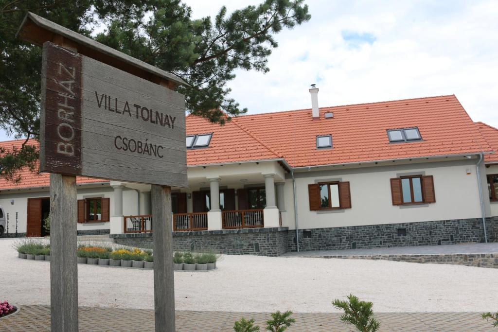 una señal frente a un edificio en Villa Tolnay Vendégház en Gyulakeszi
