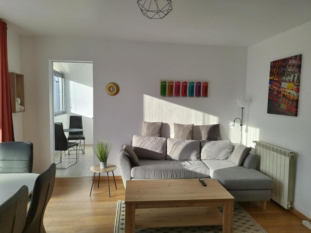 un salon avec un canapé et une table basse dans l'établissement Au calme, proche de Perpignan et des plages, à Perpignan