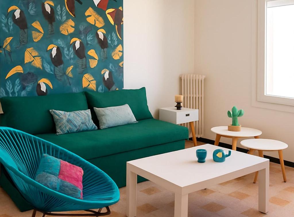 un salon avec un canapé vert et une table dans l'établissement Lamartine YourHostHelper, à Toulon