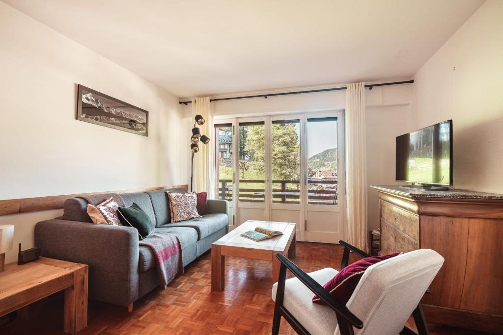 un salon avec un canapé et une table dans l'établissement Le Central - In the heart of Megève, à Megève