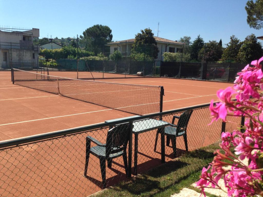 Tenis a/nebo squash v ubytování La Quiete Park Hotel nebo okolí