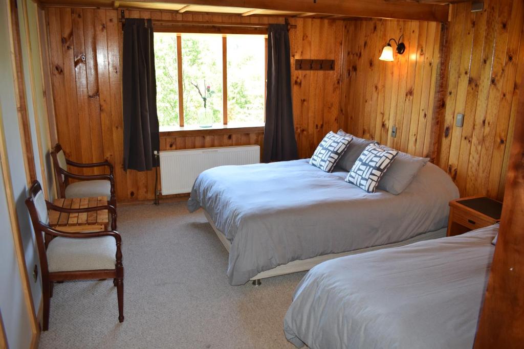 Ένα ή περισσότερα κρεβάτια σε δωμάτιο στο Hostal y Cabañas "El Coigüe"