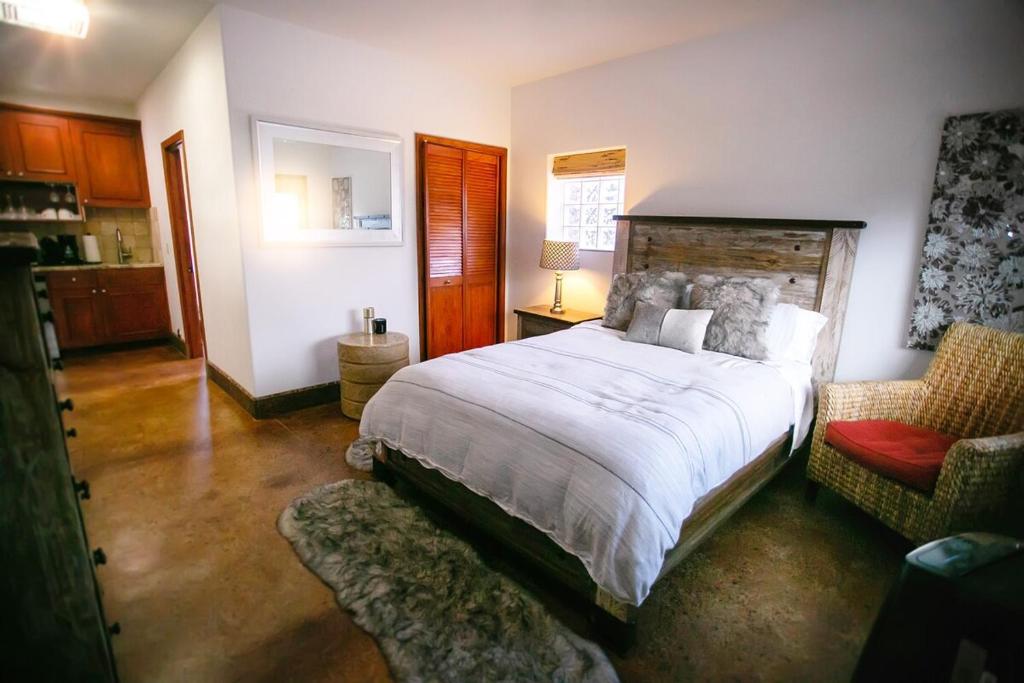 Giường trong phòng chung tại Casita Vino Dog-Friendly Vineyard Retreat & Stay