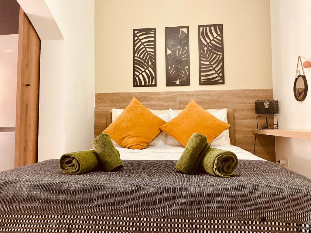 Un pat sau paturi într-o cameră la Seagarden Hideaway - 1bed apt
