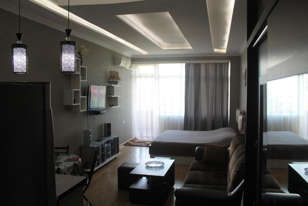 TV in/ali zabaviščno središče v nastanitvi Zuras Apartment Kobuleti