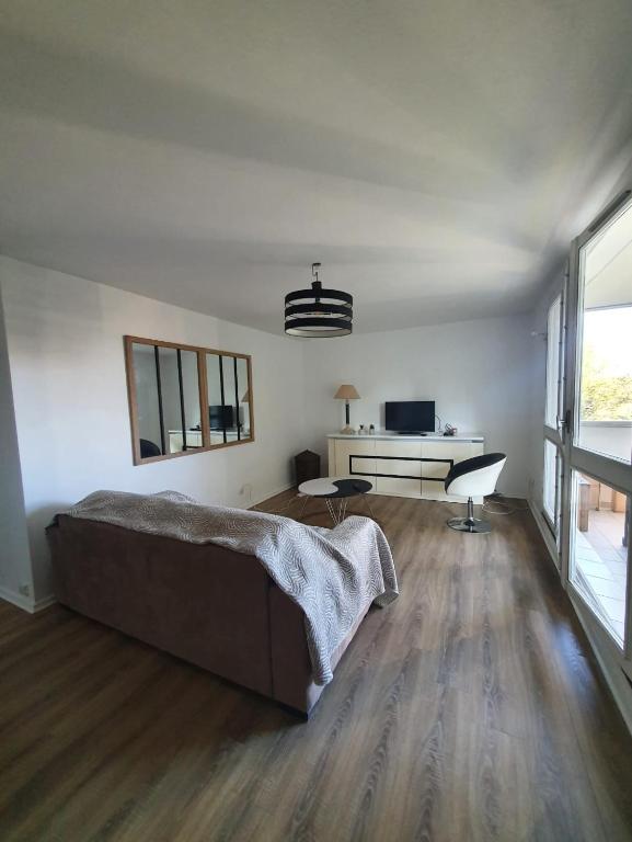 un salon avec un canapé et un bureau dans l'établissement Anglet T3 ideal vacances, à Anglet