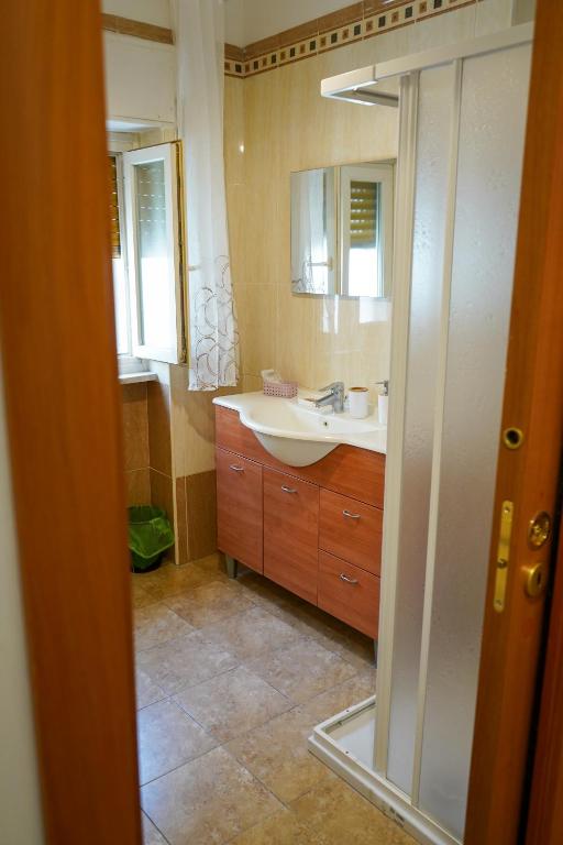 A bathroom at B&B La Dimora di Rosa
