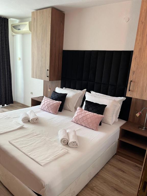 Postel nebo postele na pokoji v ubytování Dreams Family Hotel