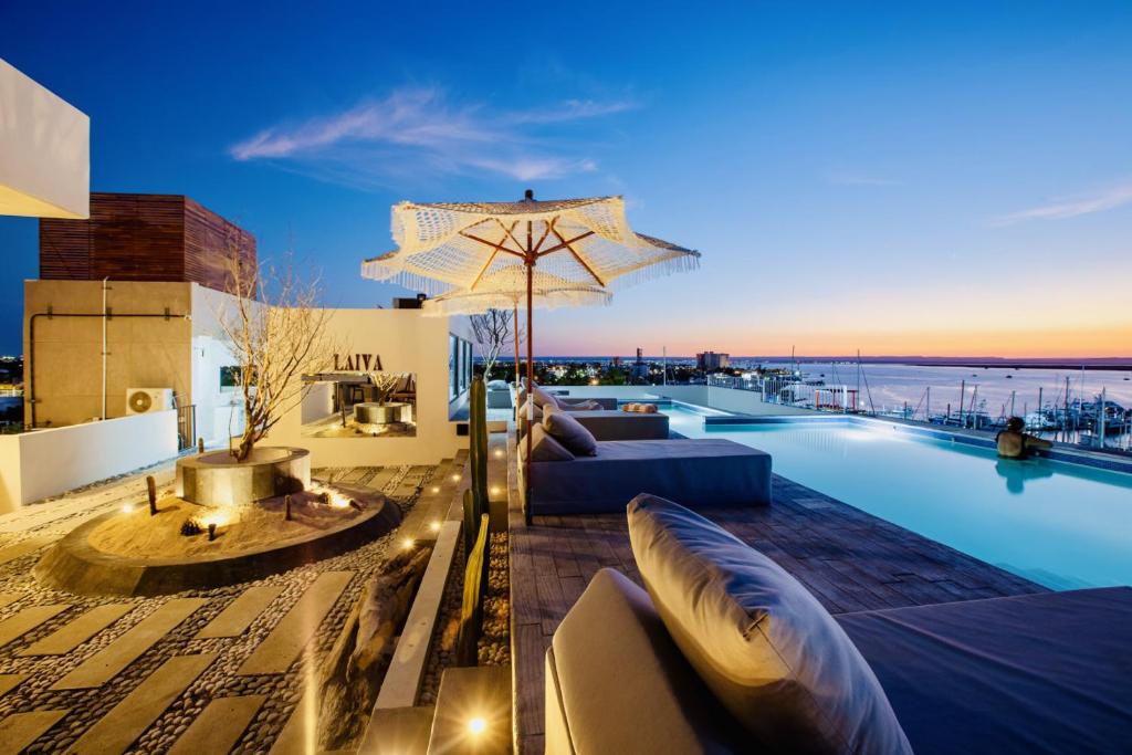 ラパスにあるStyle and confort by Porto Vacanze at Laivaの眺めの良いスイミングプール付きのヴィラ