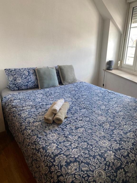 un lit avec une paire de chaussures assise sur le lit dans l'établissement Studio 8 rue de la République, à Orléans