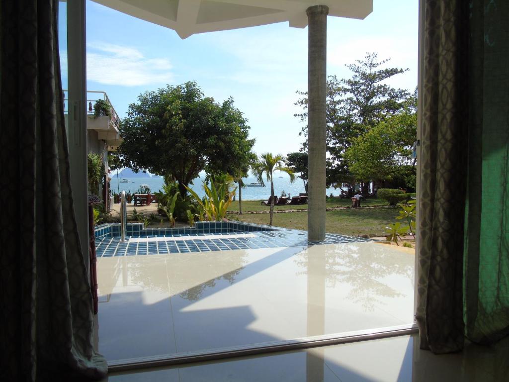 Yao Yai Beach Resort - 11