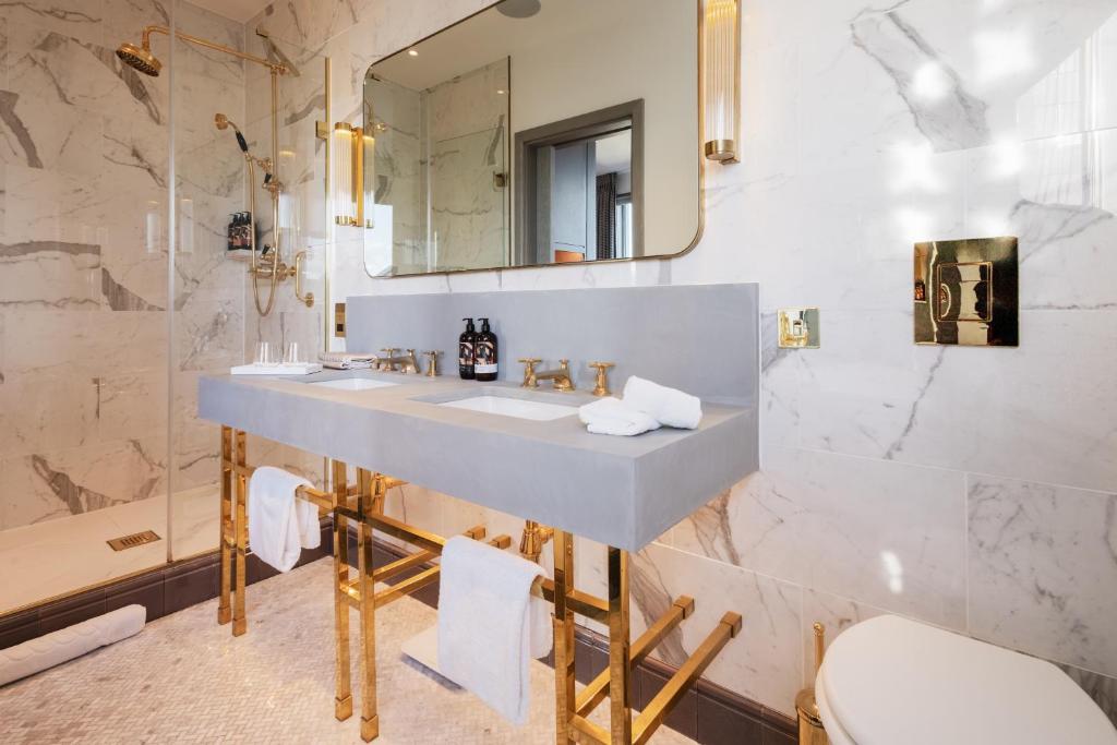 
Superior King Corner Room
