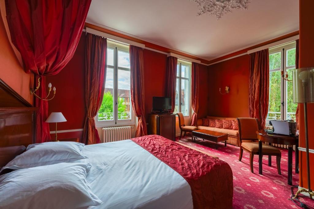 Postel nebo postele na pokoji v ubytování Hôtel Les Maréchaux