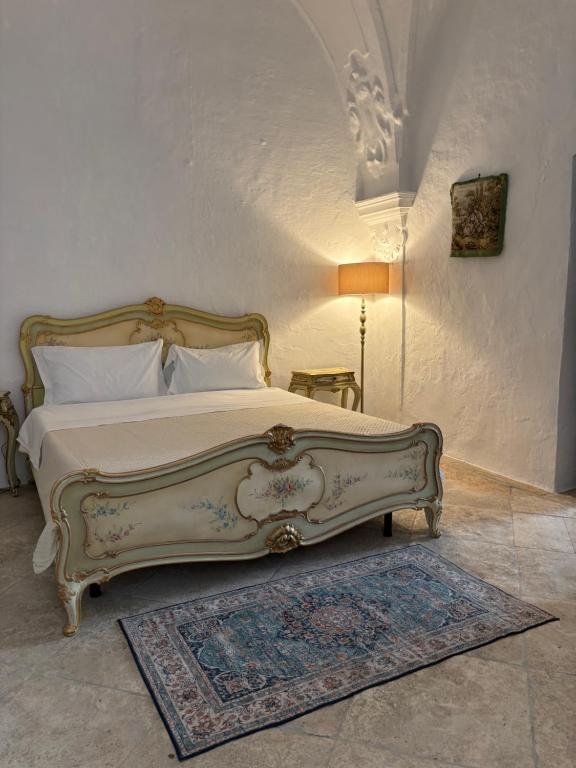 Un dormitorio con una cama tamaño king en una habitación en Al numero 13, en Martina Franca