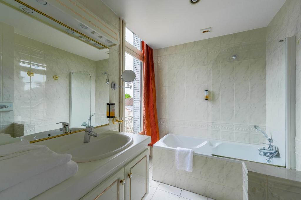 Koupelna v ubytování Hôtel Les Maréchaux
