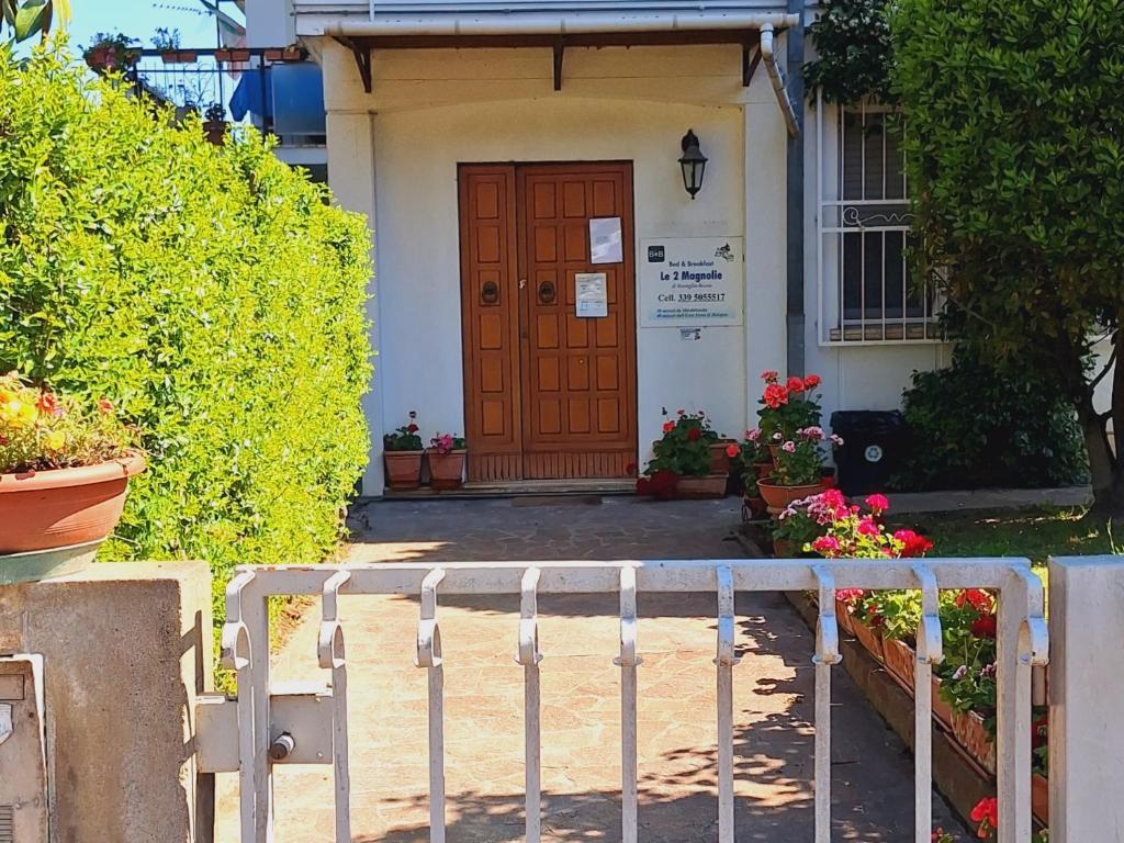 The facade or entrance of Le due magnolie