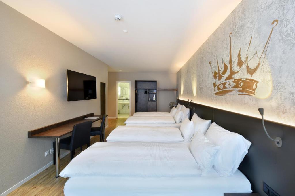 Postel nebo postele na pokoji v ubytování Altstadt Hotel Krone Luzern