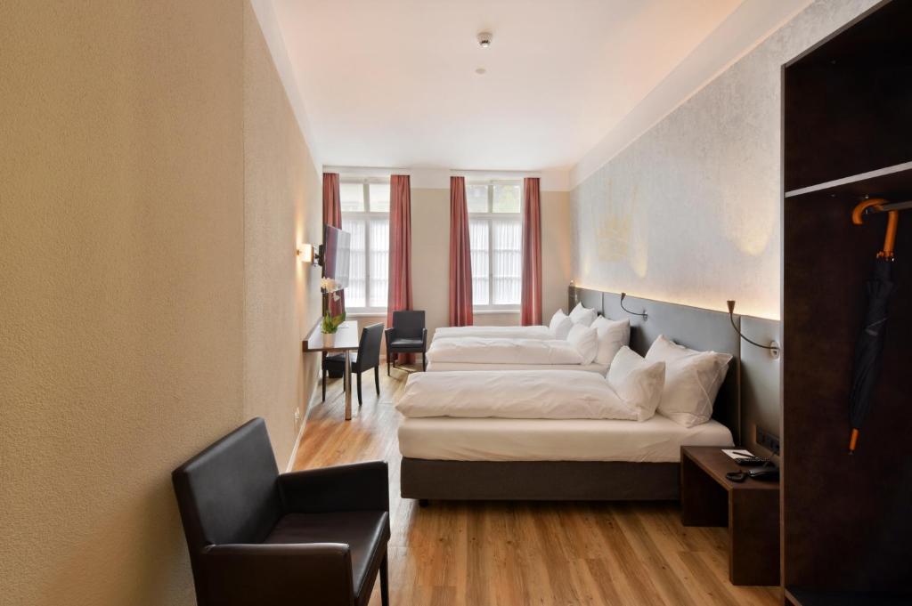 Postel nebo postele na pokoji v ubytování Altstadt Hotel Krone Luzern