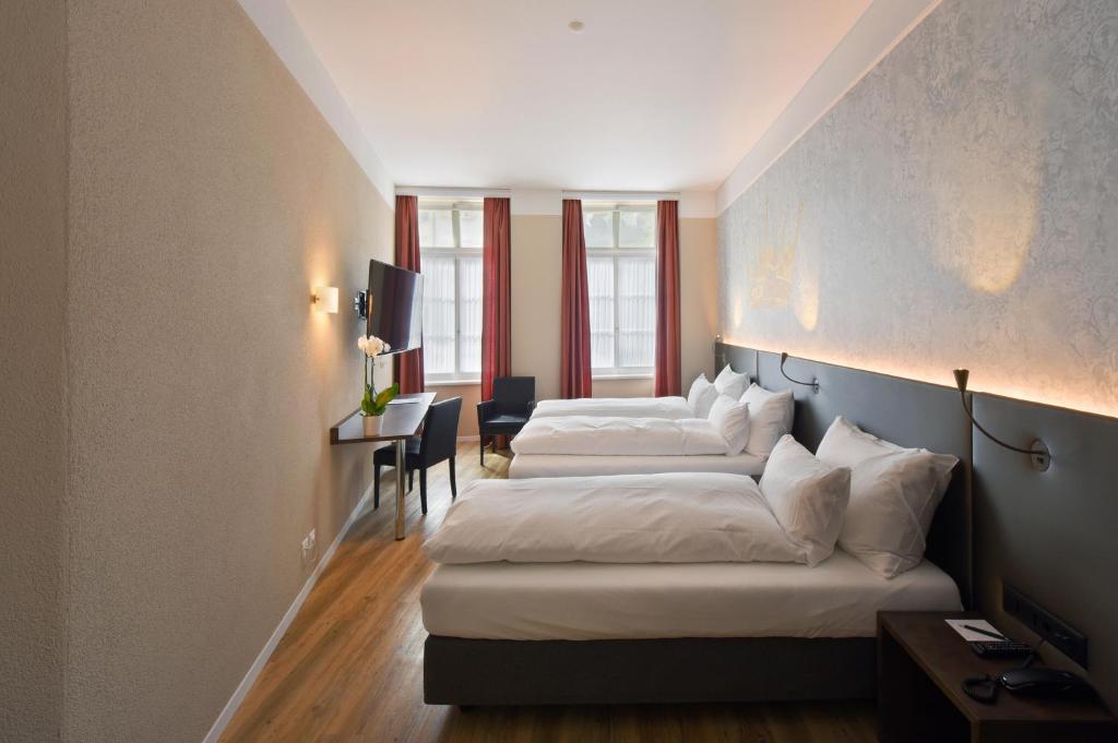 Postel nebo postele na pokoji v ubytování Altstadt Hotel Krone Luzern