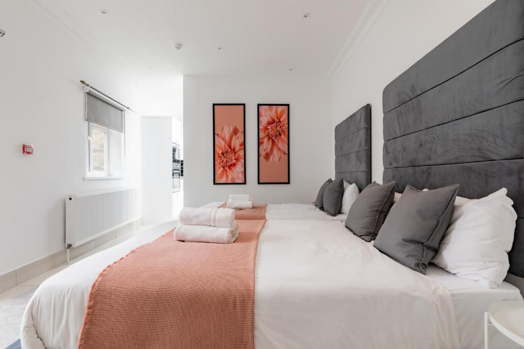 ein großes weißes Bett in einem weißen Zimmer in der Unterkunft Hotel Orlando by PLI in London