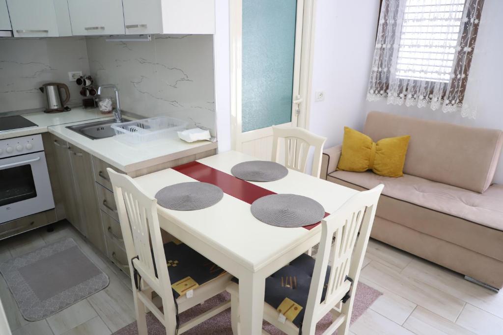 Kuchyň nebo kuchyňský kout v ubytování Downtown Apartment