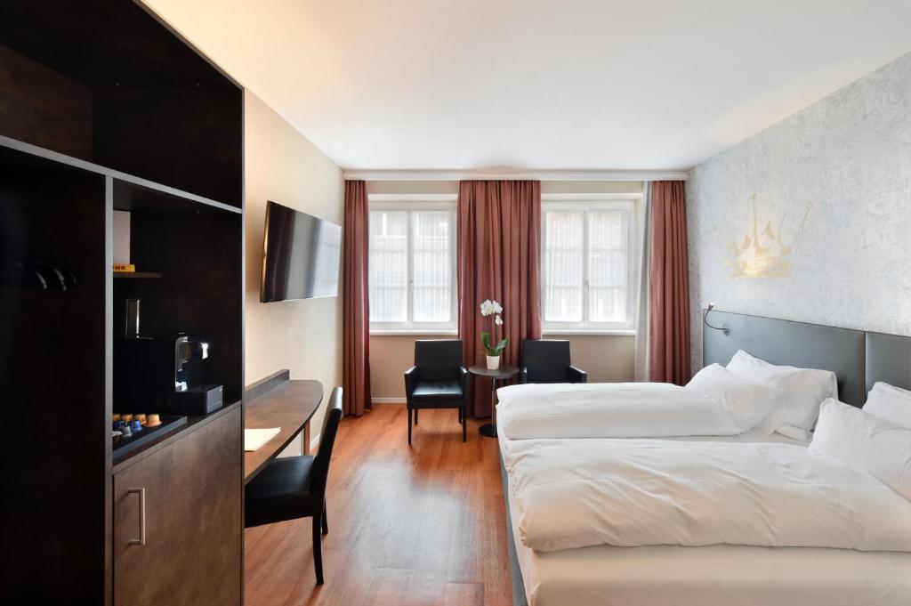 Postel nebo postele na pokoji v ubytování Altstadt Hotel Krone Luzern