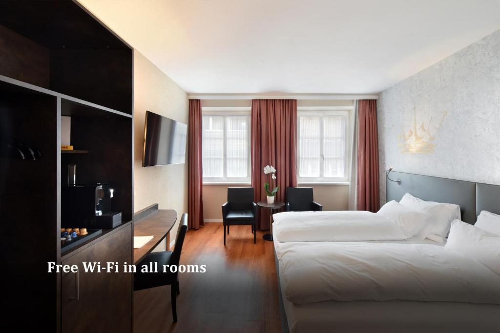 Postel nebo postele na pokoji v ubytování Altstadt Hotel Krone Luzern