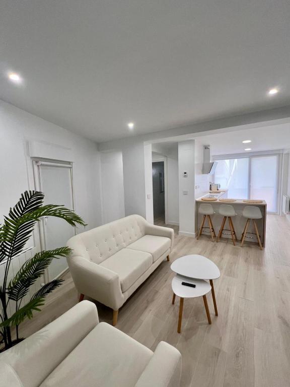 a living room with a white couch and a table at Apartamento Hondarribia centro in Hondarribia