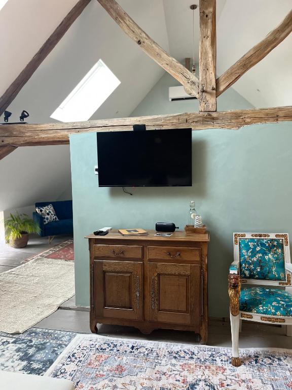 TV a/nebo společenská místnost v ubytování Maison Tassigny