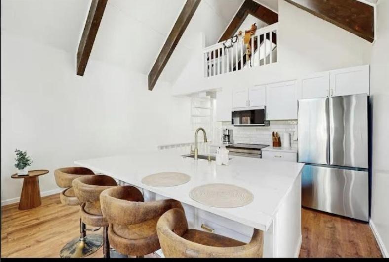een keuken met een witte bar en een koelkast bij The Sunny Saddle in Incline Village