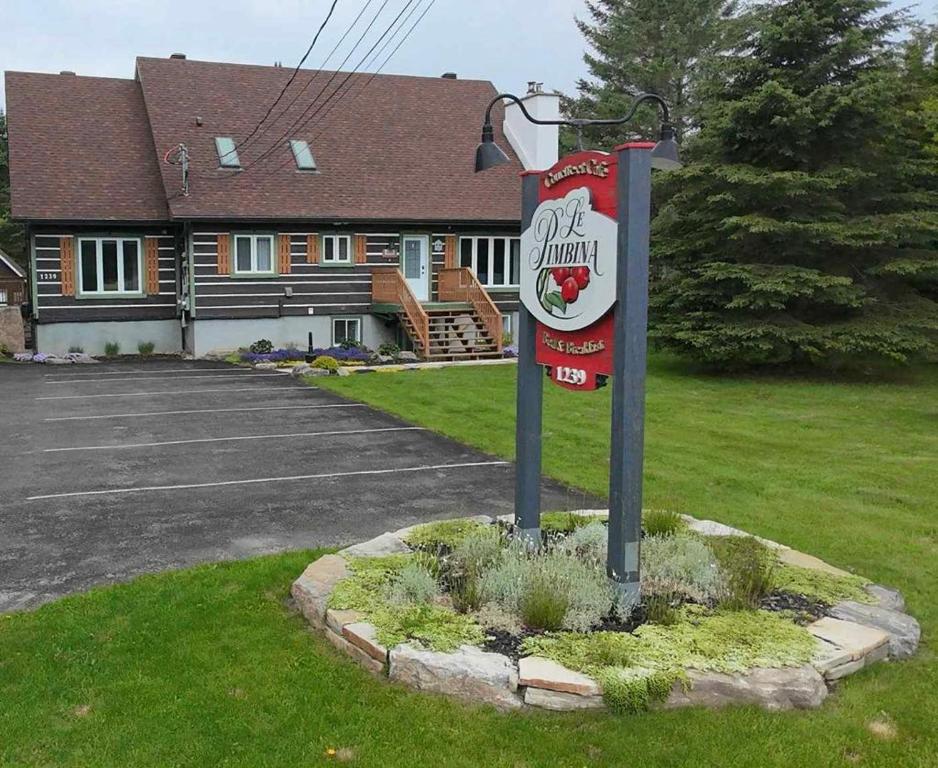 a sign in the grass in front of a house at Le Pimbina in Mont-Tremblant