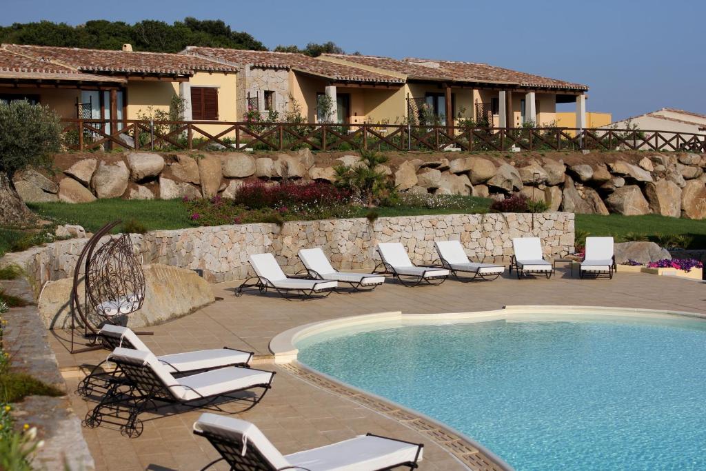Basen w obiekcie Punta Falcone Resort lub w pobliżu