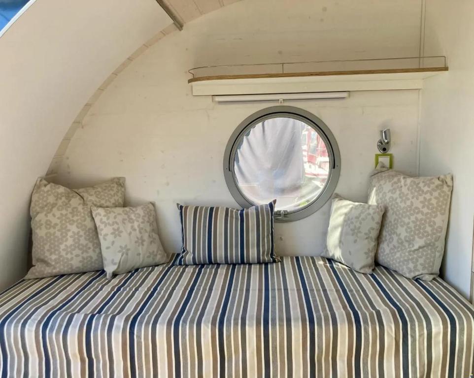 Postel nebo postele na pokoji v ubytování WOHLFÜHLBOOT Hausboot - Festlieger in der Marina Zaue am Schwielochsee - WC an Bord -