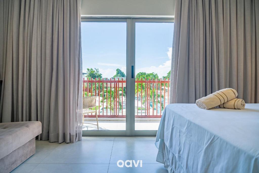 una camera da letto con un letto e una grande finestra di Flat Ile de Pipa Sicilia by Qavi a Pipa