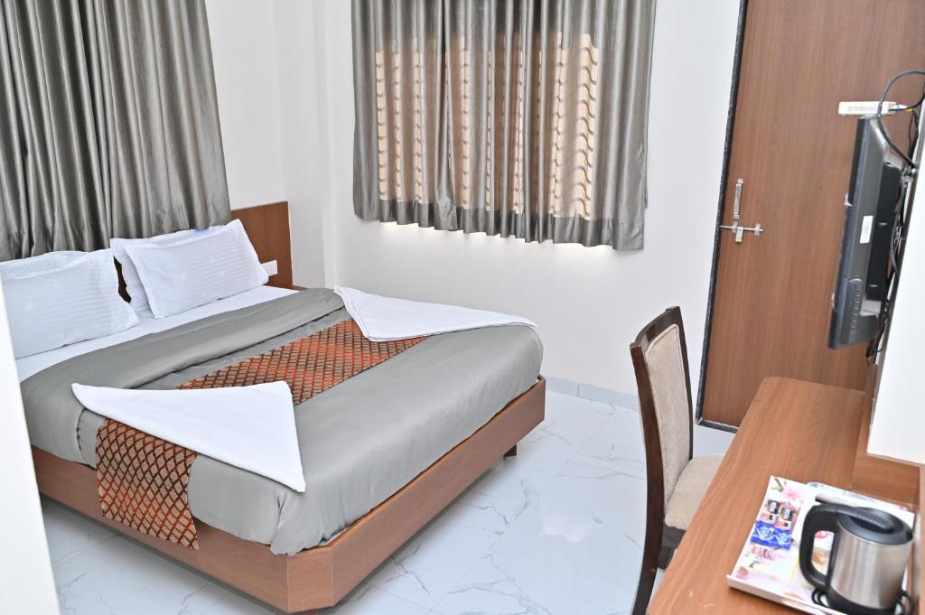Postel nebo postele na pokoji v ubytování Hotel Sai Sneha