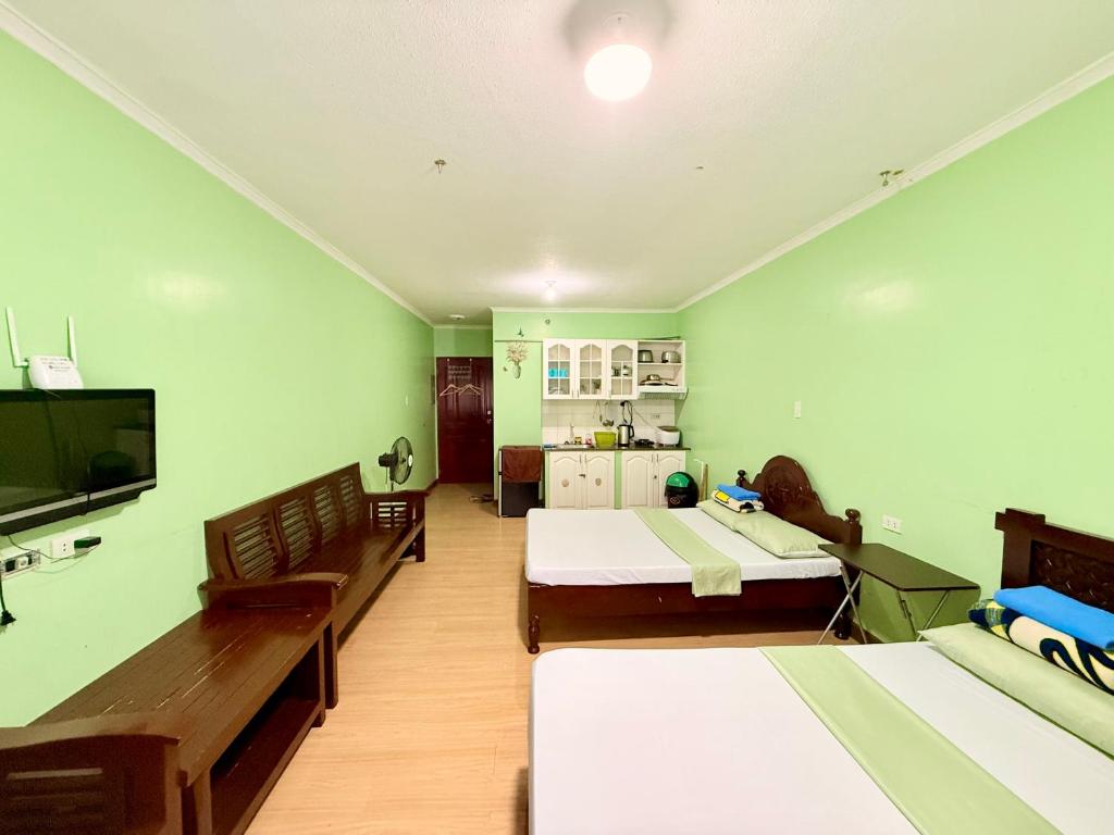 TV a/nebo společenská místnost v ubytování Albergo Hotel - Studio Condo Unit - Baguio Transient